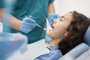 What are the qualifications and experience of pediatric dentists in The Colony?